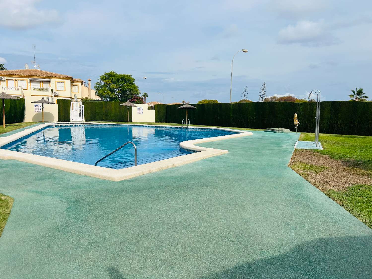 Bungalow avec 2 chambres, 1 salle de bain et piscine commune à playa flamenca, Orihuela costa