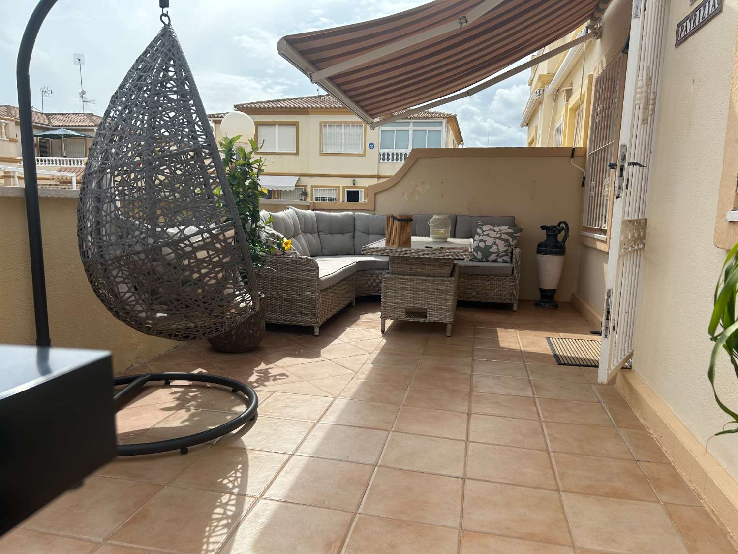 Bungalow de 2 dormitorios, 1 baño y piscina comunitaria en playa flamenca , Orihuela costa