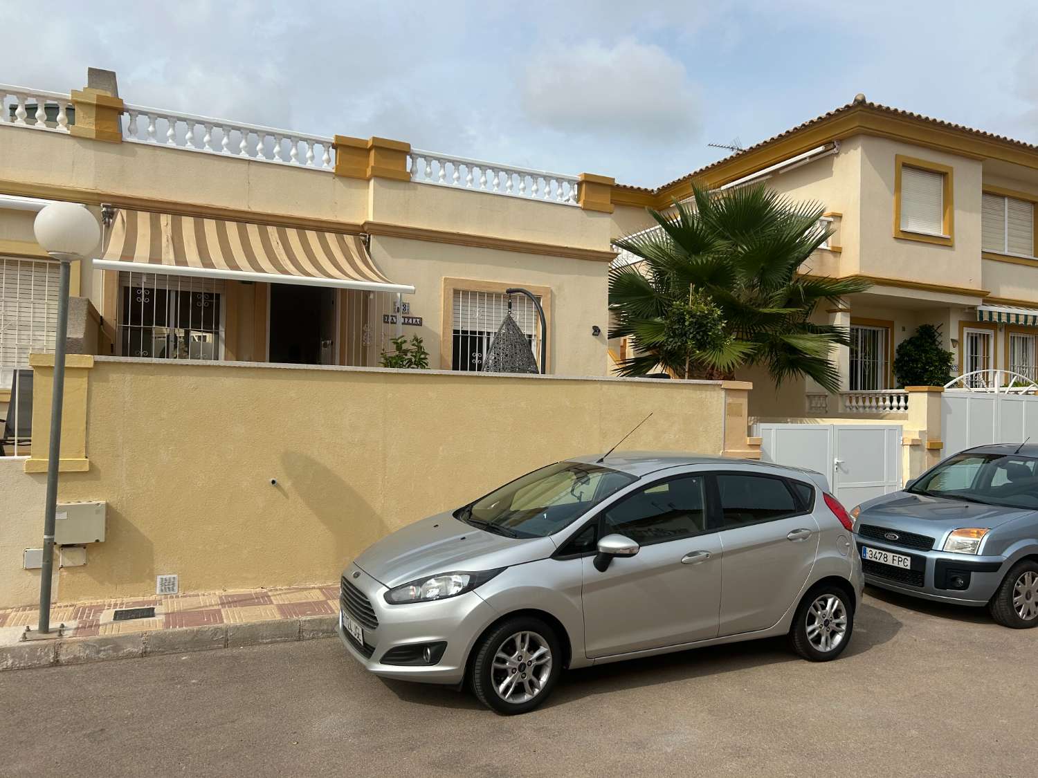 Bungalow, jossa on 2 makuuhuonetta, 1 kylpyhuone ja yhteinen uima-allas Playa flamencassa, Orihuela costassa