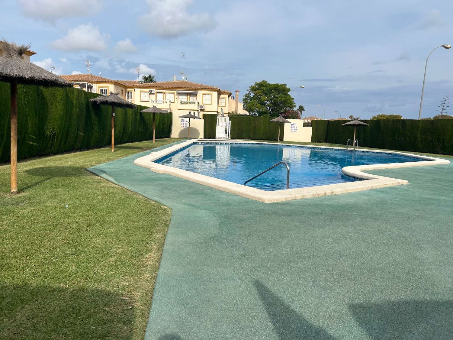 Bungalow avec 2 chambres, 1 salle de bain et piscine commune à playa flamenca, Orihuela costa