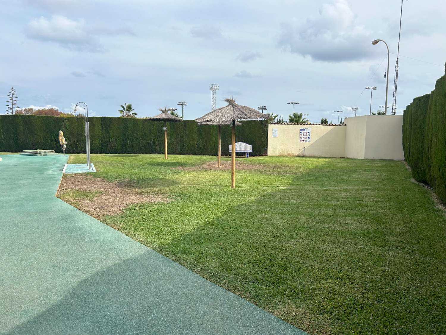 Bungalow avec 2 chambres, 1 salle de bain et piscine commune à playa flamenca, Orihuela costa