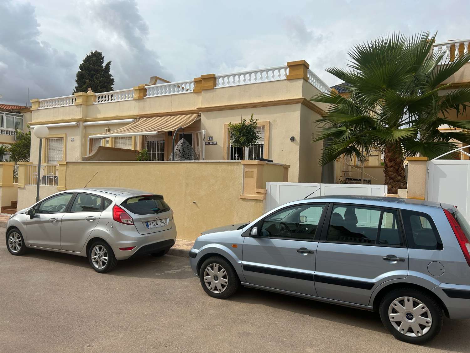 Bungalow, jossa on 2 makuuhuonetta, 1 kylpyhuone ja yhteinen uima-allas Playa flamencassa, Orihuela costassa