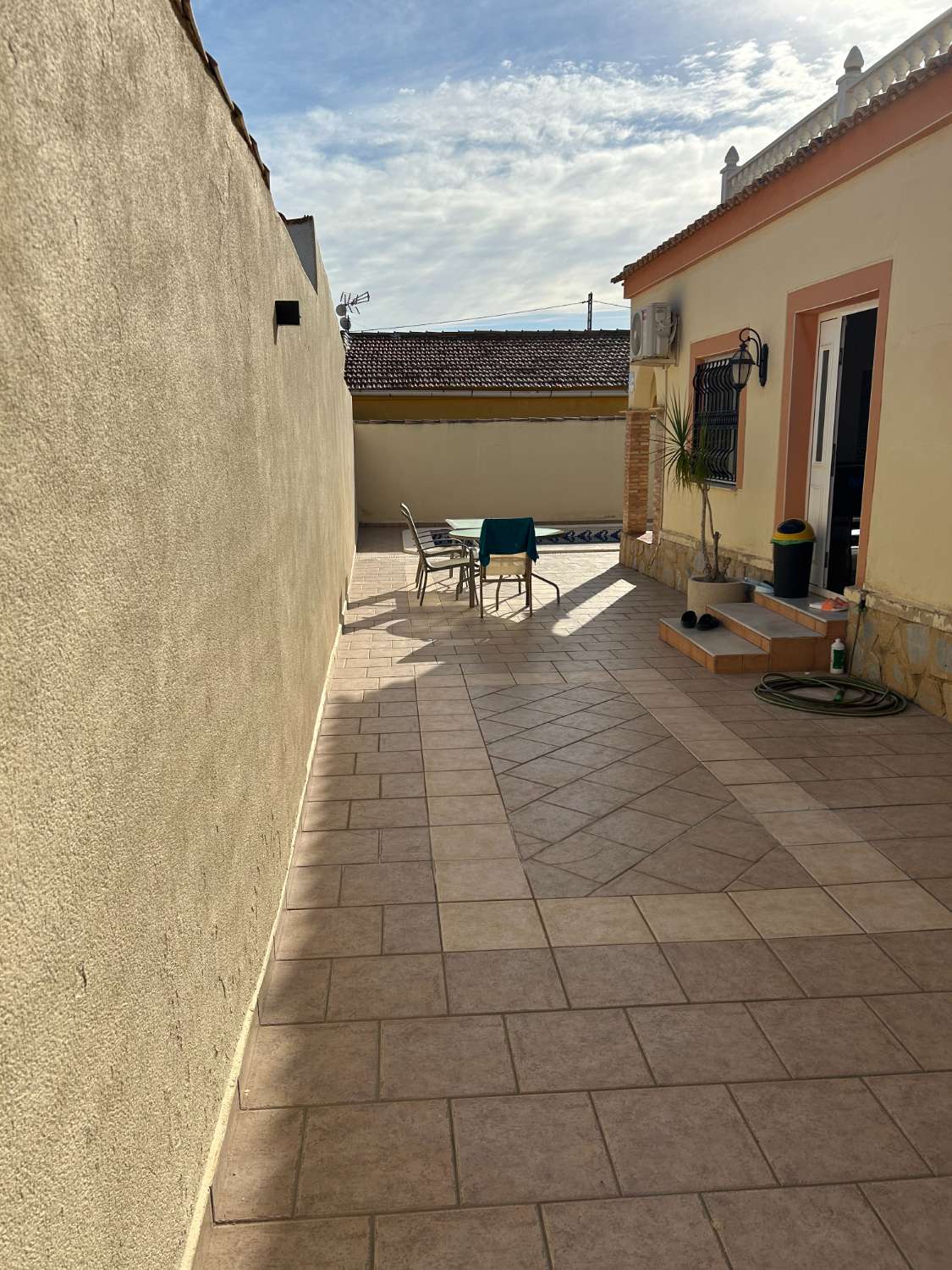 2 soveværelser, 2 badeværelser villa, solarium og 1 privat pool