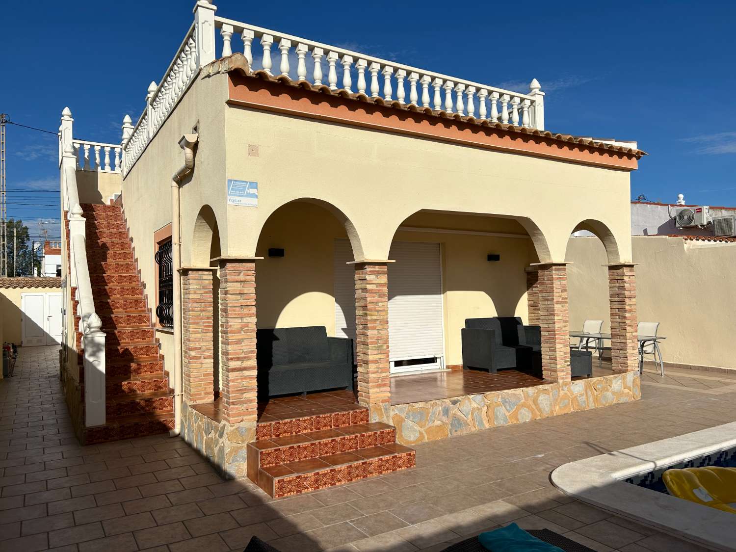 Villa de 2 dormitorios, 2 baños, solárium y 1 piscina privada