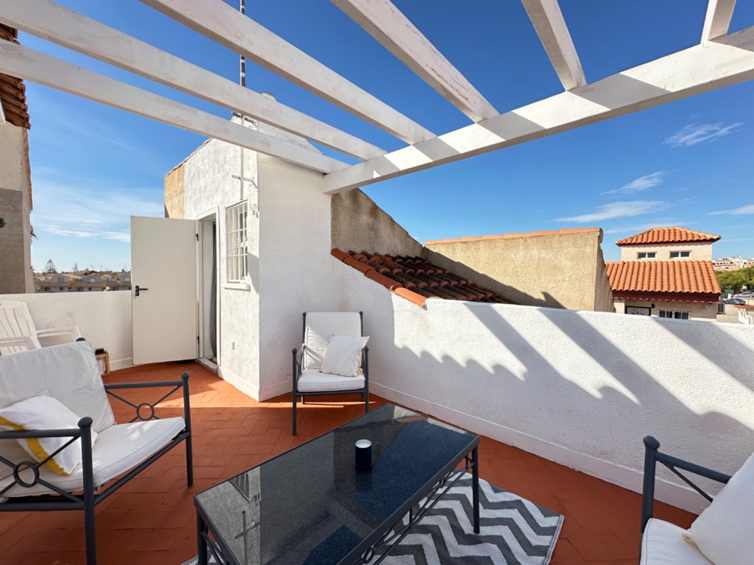 Appartement d’angle au dernier étage situé à Playa Flamenca avec 2 chambres, 1 salle de bain et solarium privé