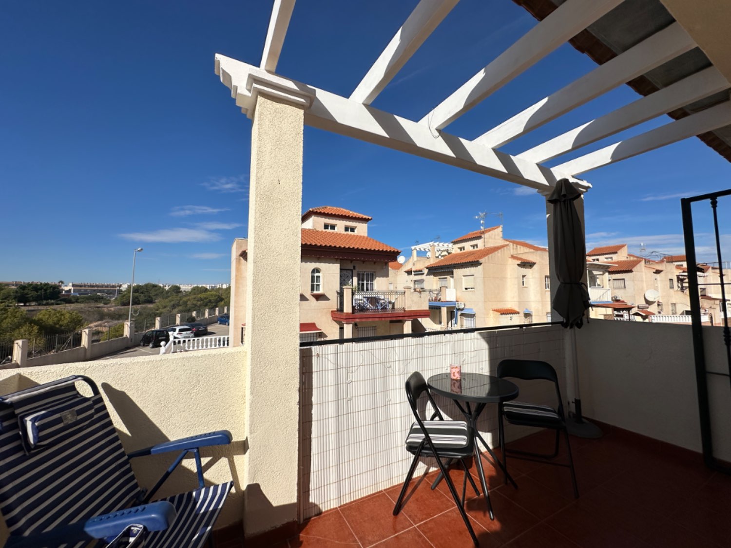 Appartement d’angle au dernier étage situé à Playa Flamenca avec 2 chambres, 1 salle de bain et solarium privé