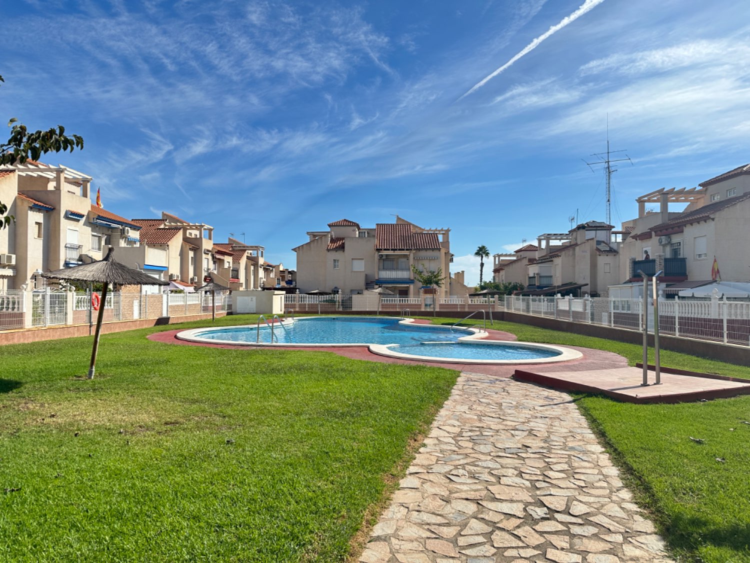 Appartamento d'angolo all'ultimo piano situato a Playa Flamenca con 2 camere da letto, 1 bagno e solarium privato