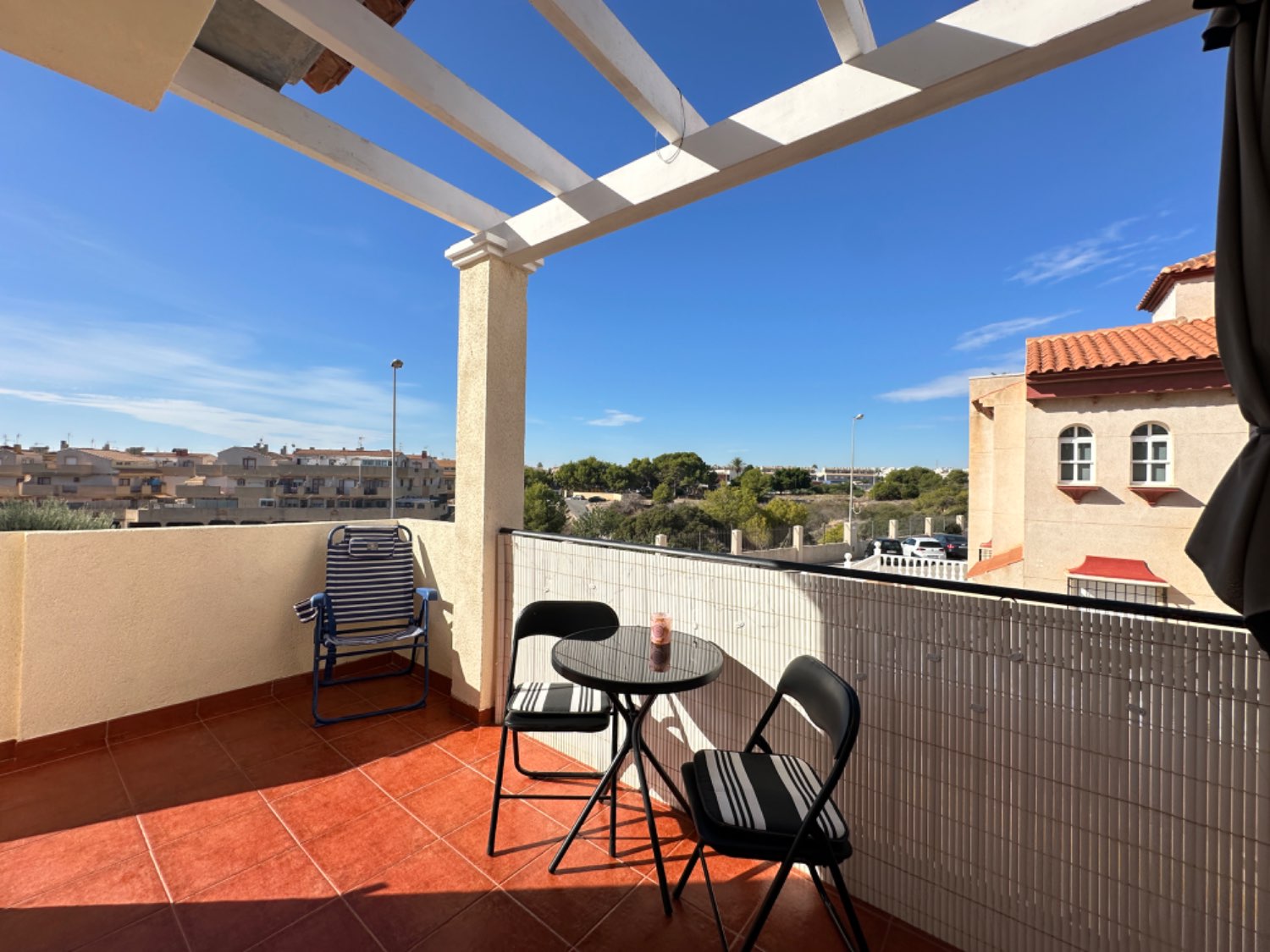 Hoekappartement op de bovenste verdieping gelegen in Playa Flamenca met 2 slaapkamers, 1 badkamer en een eigen solarium