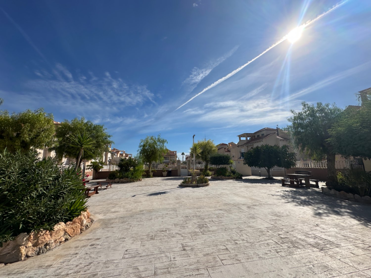 Hoekappartement op de bovenste verdieping gelegen in Playa Flamenca met 2 slaapkamers, 1 badkamer en een eigen solarium