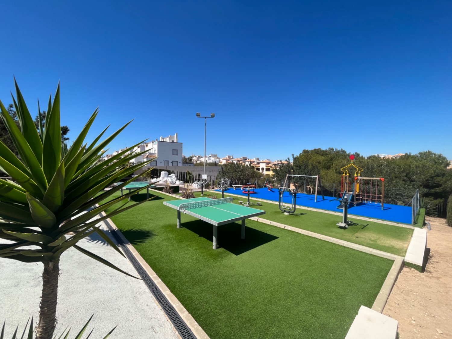 Duplex avec 3 chambres, 2 salles de bains, situé dans les hauteurs d’Orihuela costa avec piscine commune