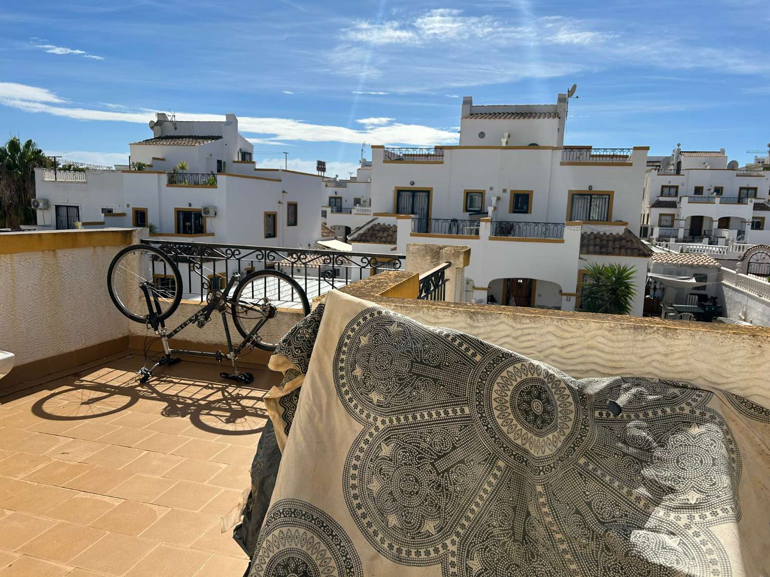 Duplex avec 3 chambres, 2 salles de bains, situé dans les hauteurs d’Orihuela costa avec piscine commune