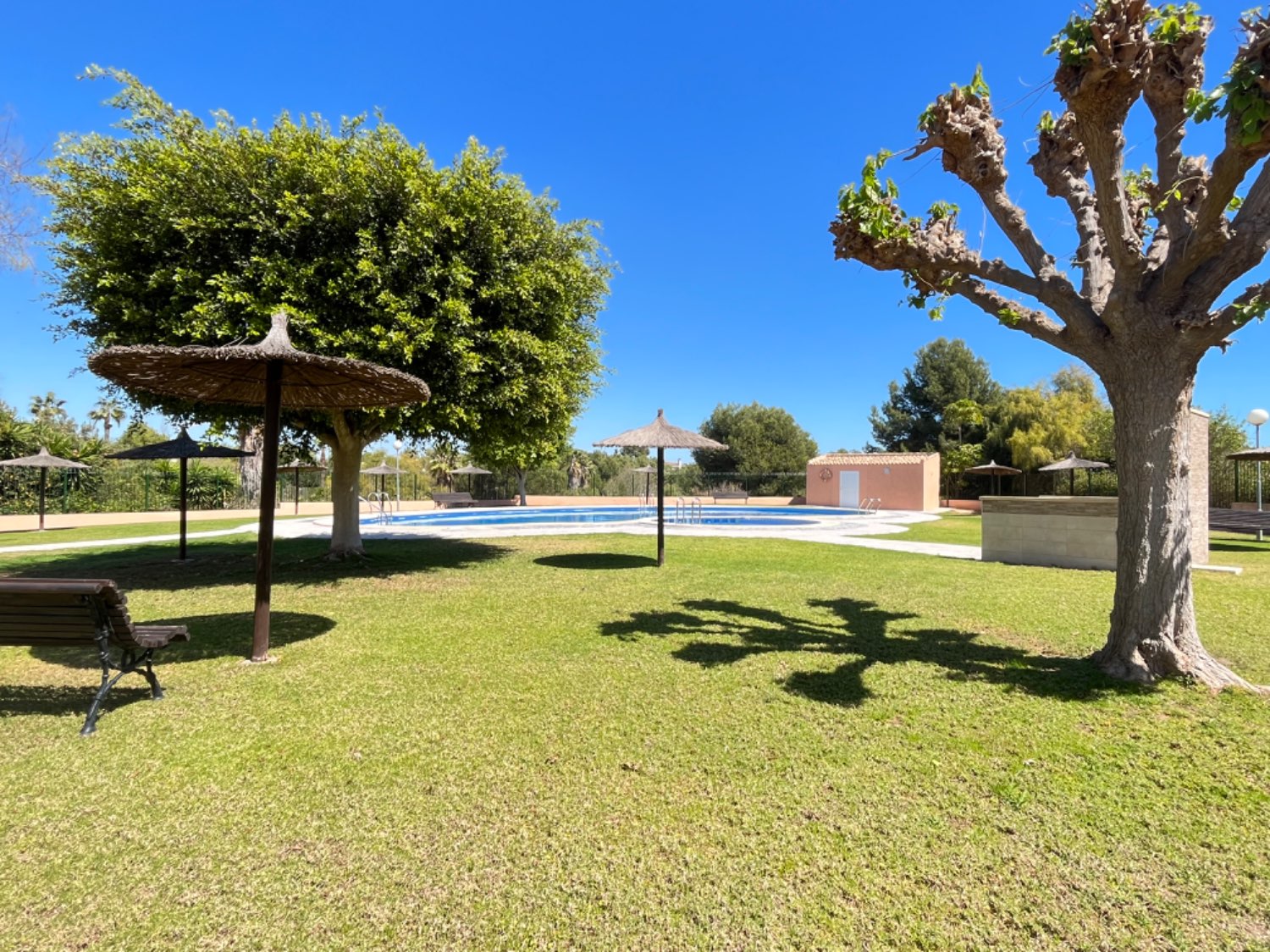 Duplex avec 3 chambres, 2 salles de bains, situé dans les hauteurs d’Orihuela costa avec piscine commune