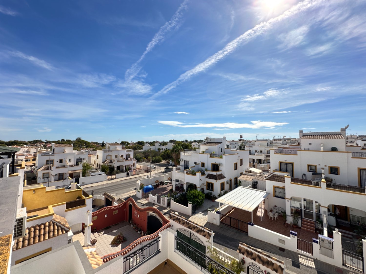 Duplex med 3 soveværelser, 2 badeværelser, beliggende i højderne af Orihuela Costa med fælles pool