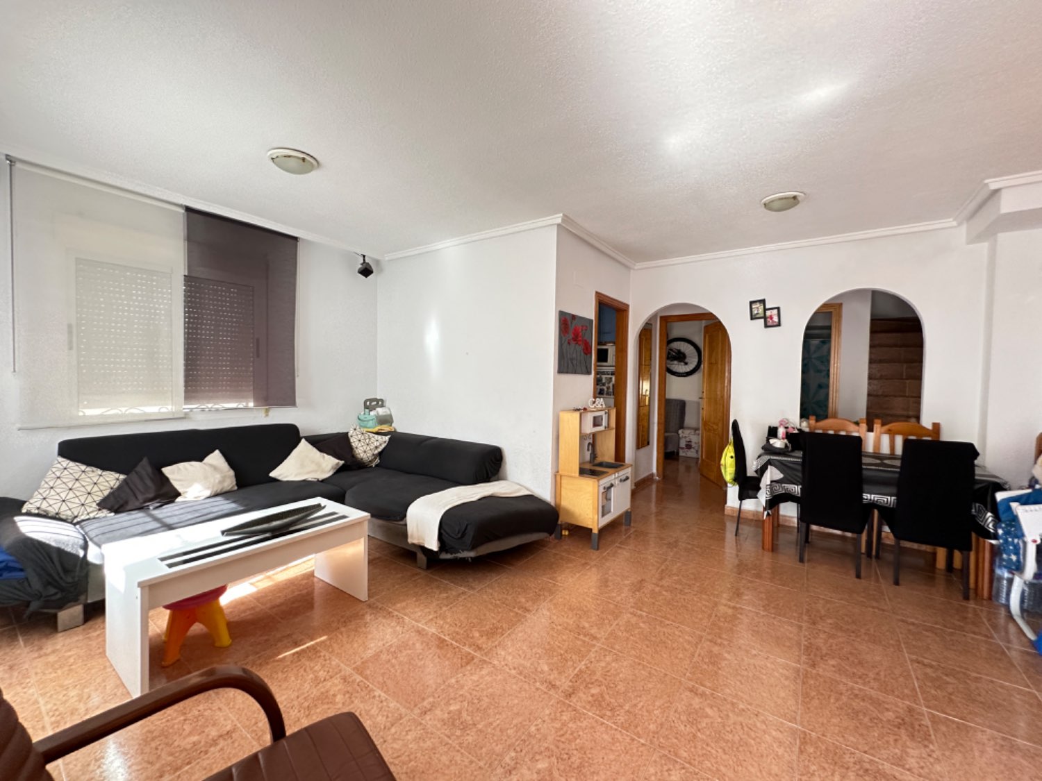 Duplex avec 3 chambres, 2 salles de bains, situé dans les hauteurs d’Orihuela costa avec piscine commune