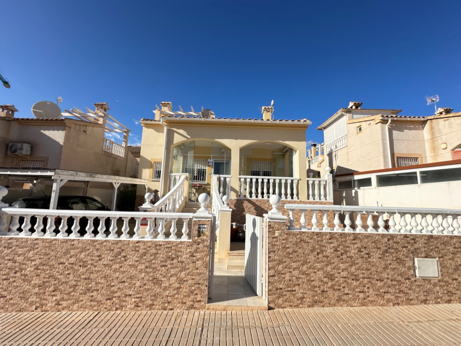 Bungalow / villa indépendant avec 2 chambres, 1 salle de bain, le tout au rez-de-chaussée, entièrement rénové dans la partie supérieure de l’Orihuela costa