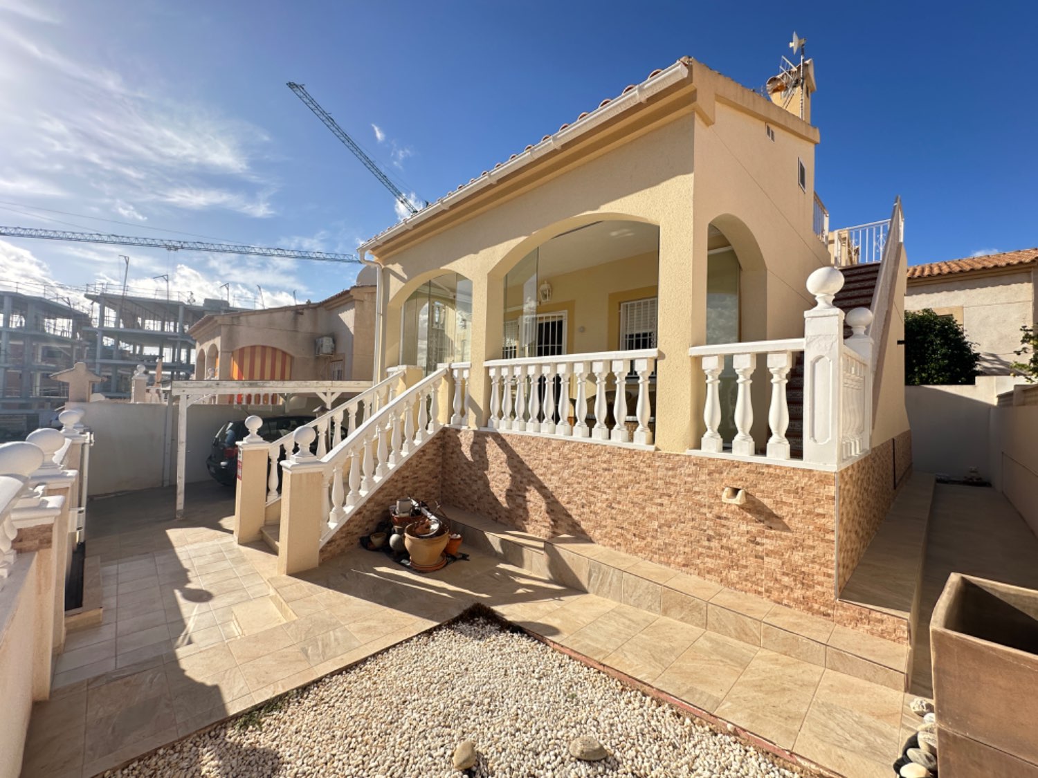 Bungalow / villa indépendant avec 2 chambres, 1 salle de bain, le tout au rez-de-chaussée, entièrement rénové dans la partie supérieure de l’Orihuela costa