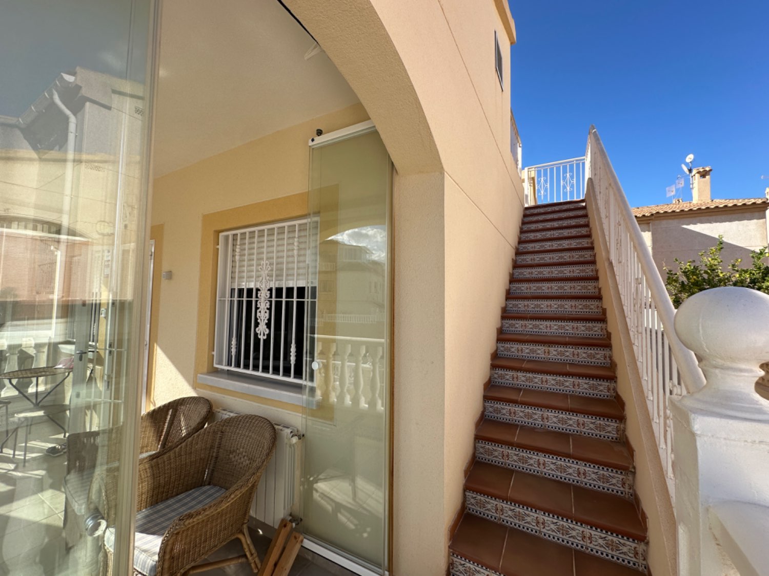 Frittliggende bungalow / villa med 2 soverom 1 bad alt i første etasje totalrenovert i øvre Orihuela costa