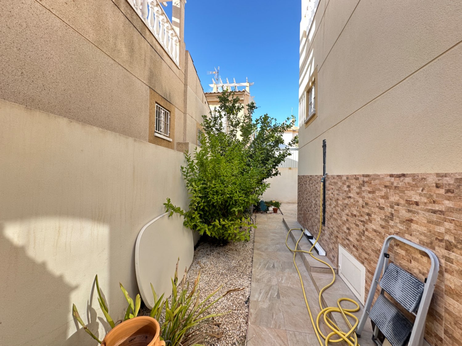 Bungalow / villa indépendant avec 2 chambres, 1 salle de bain, le tout au rez-de-chaussée, entièrement rénové dans la partie supérieure de l’Orihuela costa