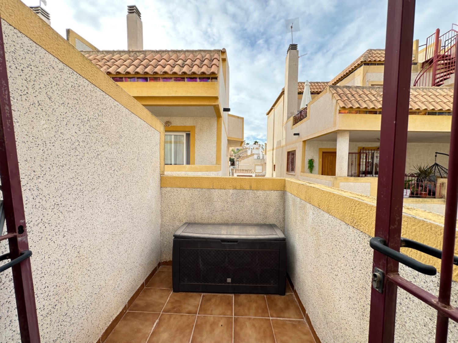 Gelegenheid! Duplex gelegen in de hoogten van Orihuela costa met 4 slaapkamers, 3 badkamers, ondergrondse garage