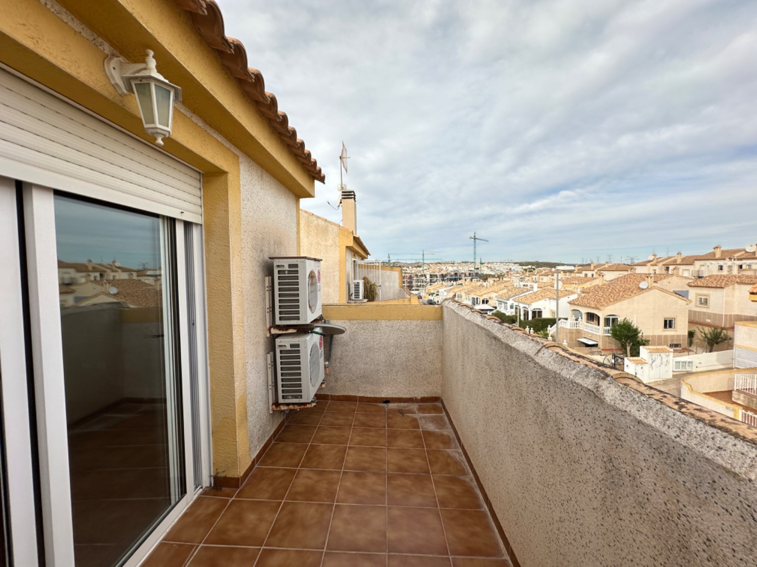 Duplex situé dans les hauteurs d’Orihuela costa avec 4 chambres, 3 salles de bains, garage souterrain