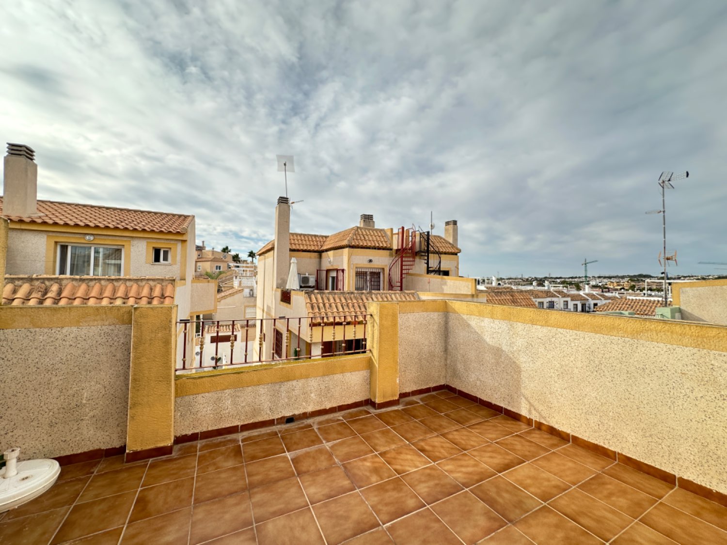 Duplex situé dans les hauteurs d’Orihuela costa avec 4 chambres, 3 salles de bains, garage souterrain