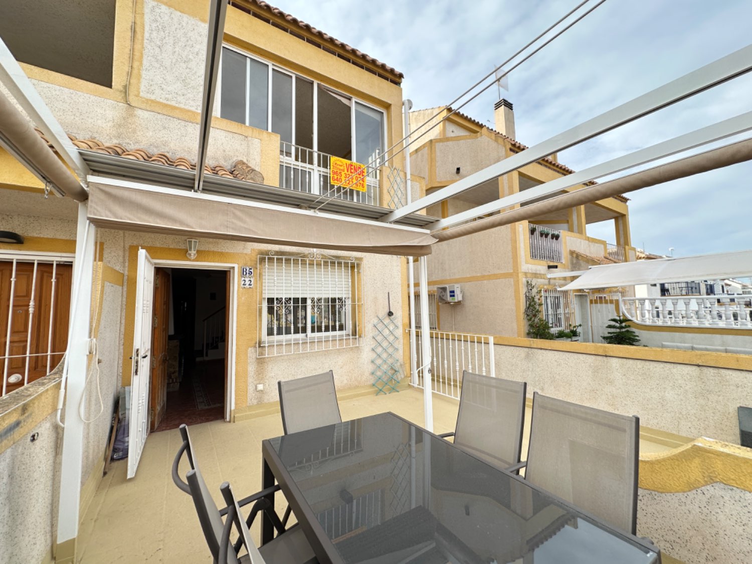 Opportunità! Duplex situato sulle alture di Orihuela costa con 4 camere da letto, 3 bagni, garage sotterraneo