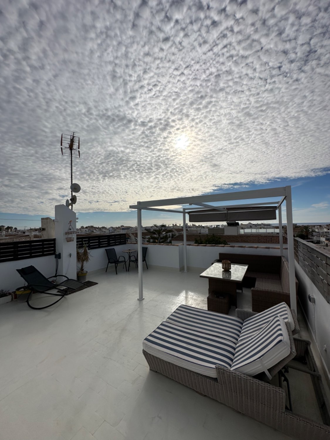 Encantador Bungalow de 3 Dormitorios con Vistas al Mar en La Florida