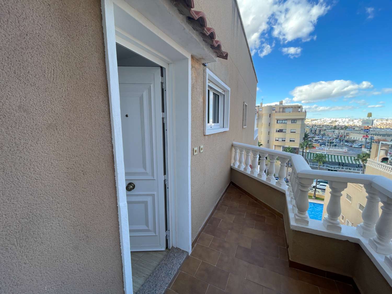 Ongelooflijke duplex met 3 slaapkamers en 2 badkamers met uitzicht op zee