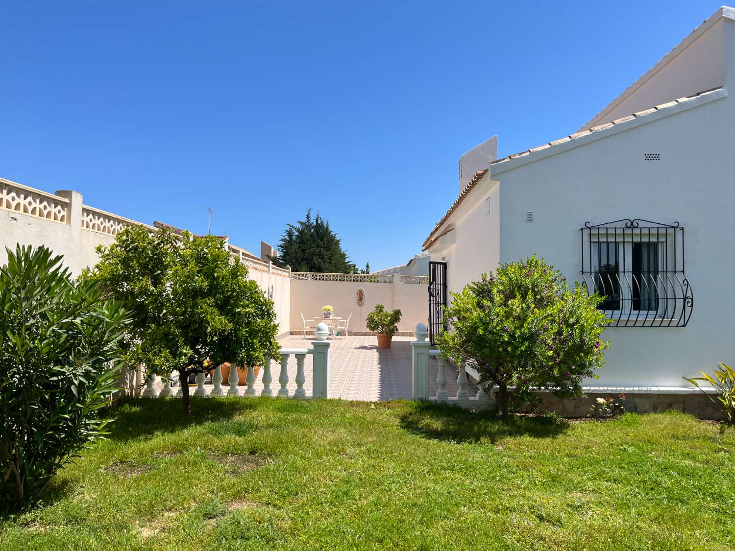 Villa individuelle répartie sur un étage avec 2 chambres et garage