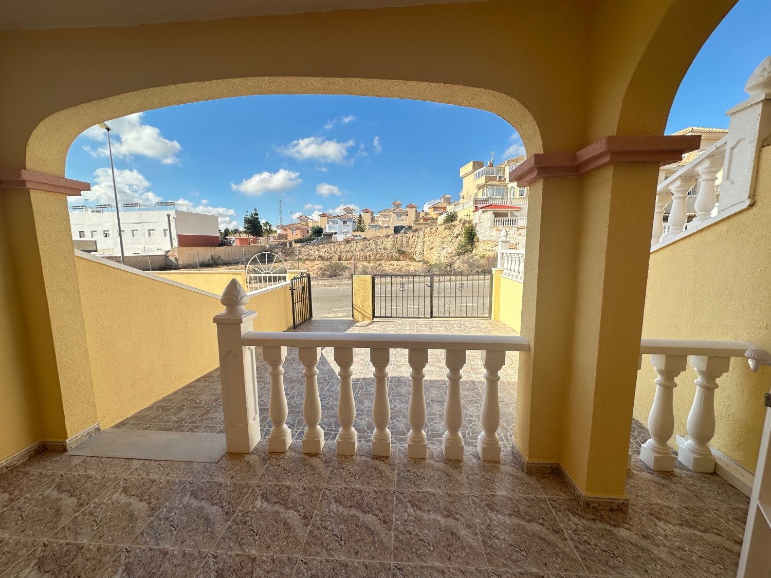 Duplex in Villamartin with 3 bedrooms, 2 bathrooms, driveway and communal pool!