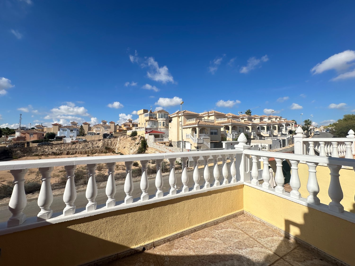 Duplex in Villamartin with 3 bedrooms, 2 bathrooms, driveway and communal pool!