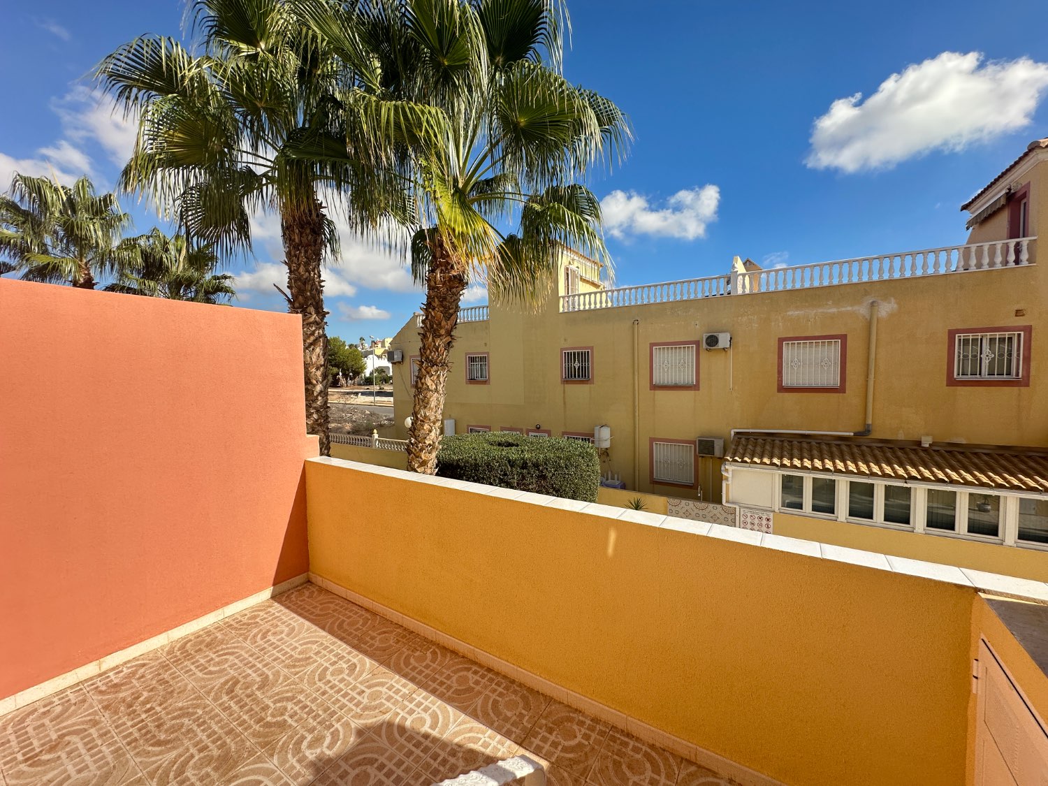 Duplex in Villamartin with 3 bedrooms, 2 bathrooms, driveway and communal pool!