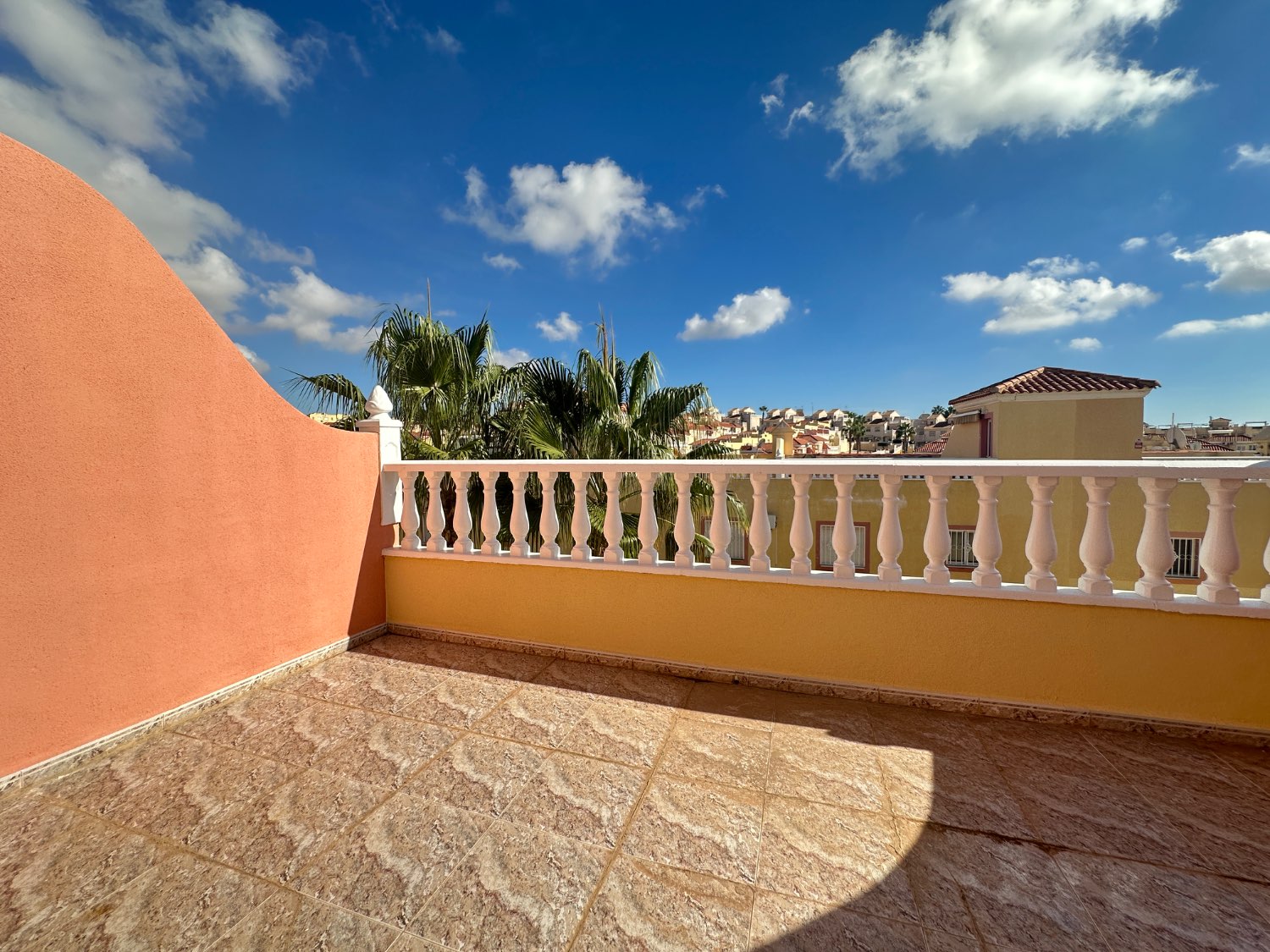 Duplex in Villamartin with 3 bedrooms, 2 bathrooms, driveway and communal pool!