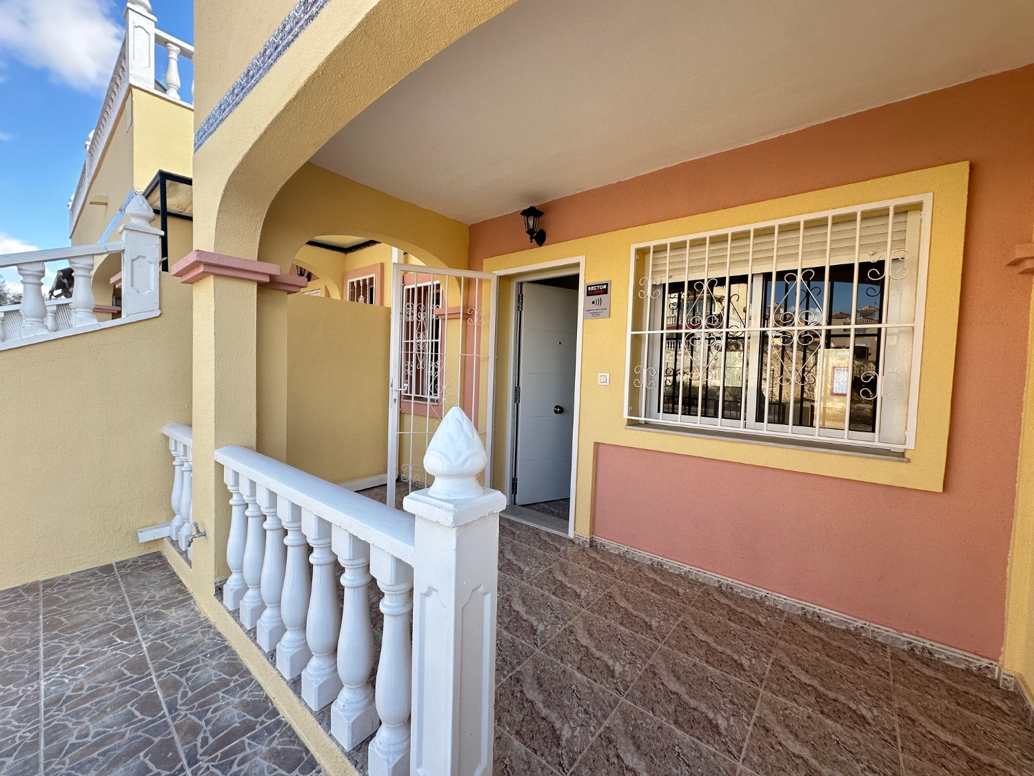 Duplex in Villamartin with 3 bedrooms, 2 bathrooms, driveway and communal pool!