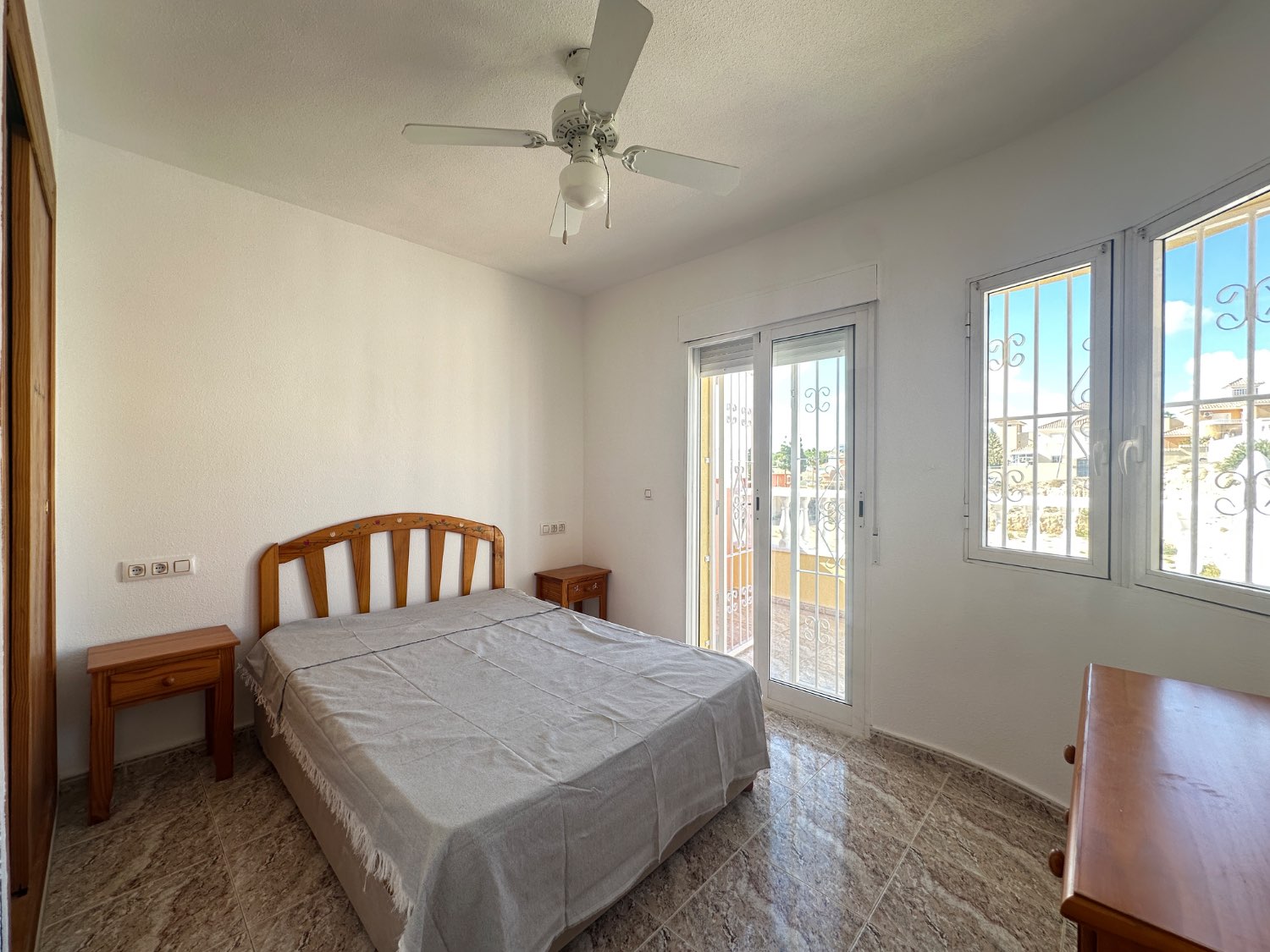 Duplex en las filipinas ( villamartin ) con 3 dormitorios , 2 baños , entrada para coche y piscina comunitaria !