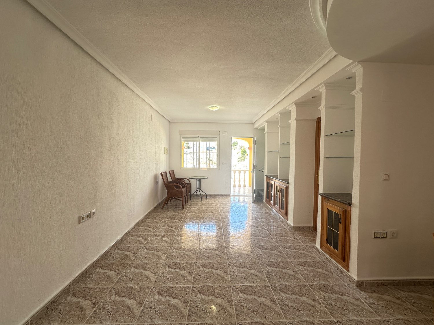 Duplex in Villamartin with 3 bedrooms, 2 bathrooms, driveway and communal pool!