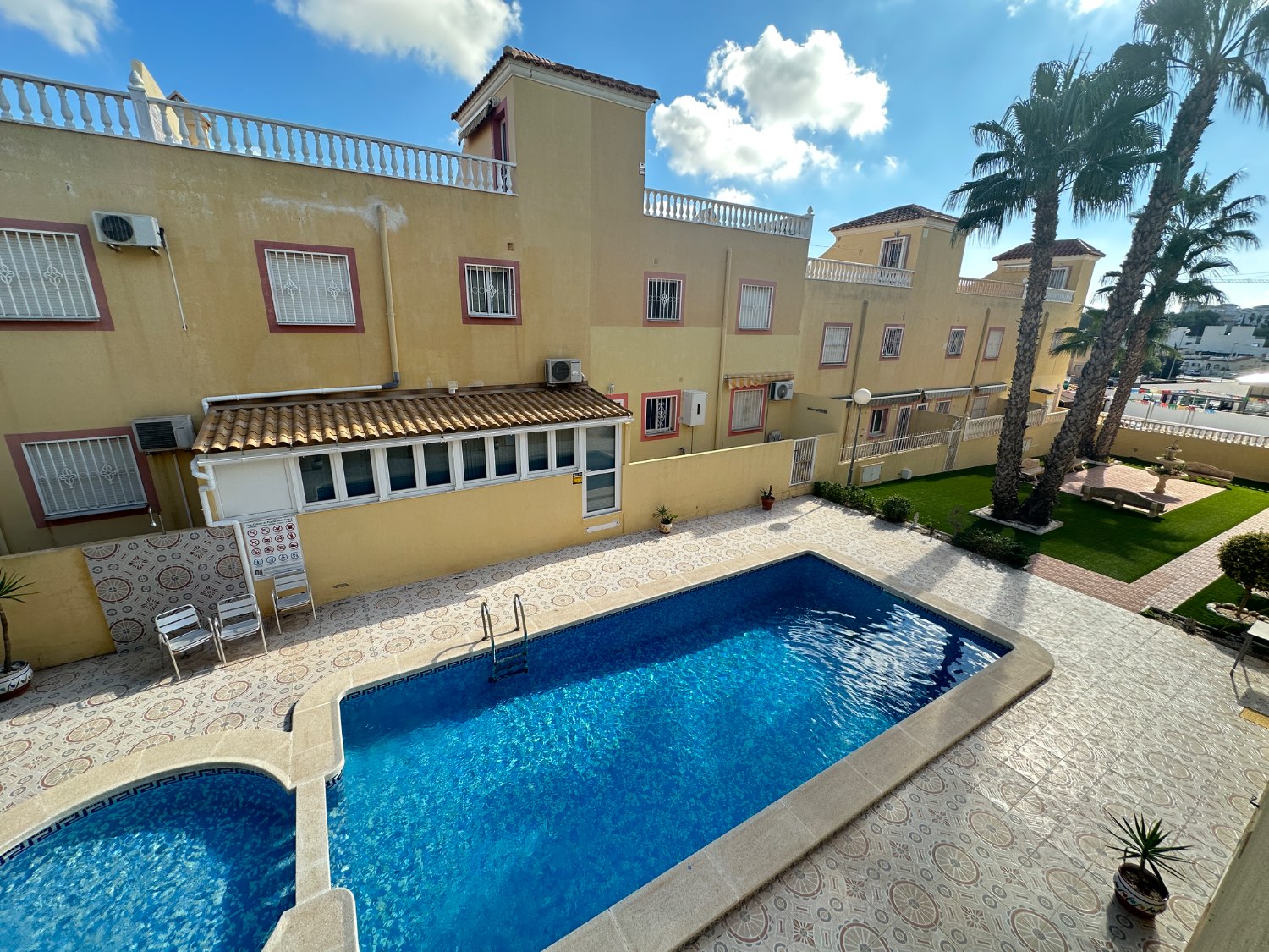 Duplex in Villamartin with 3 bedrooms, 2 bathrooms, driveway and communal pool!