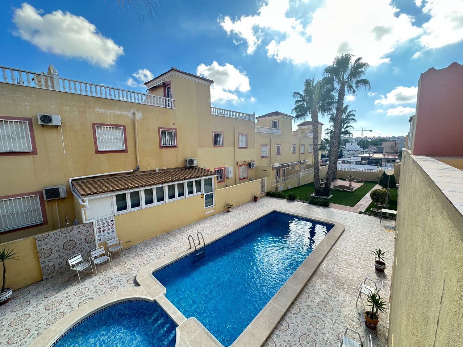 Duplex in Villamartin with 3 bedrooms, 2 bathrooms, driveway and communal pool!