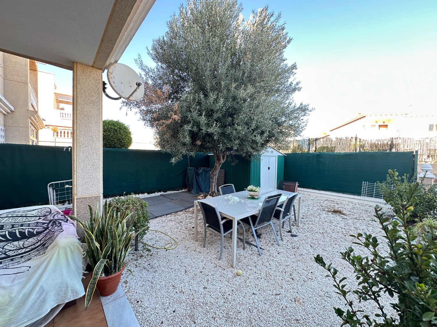 Appartement au rez-de-chaussée à Zeniamar 6 avec 2 chambres, 2 salles de bains, jardin et piscine commune