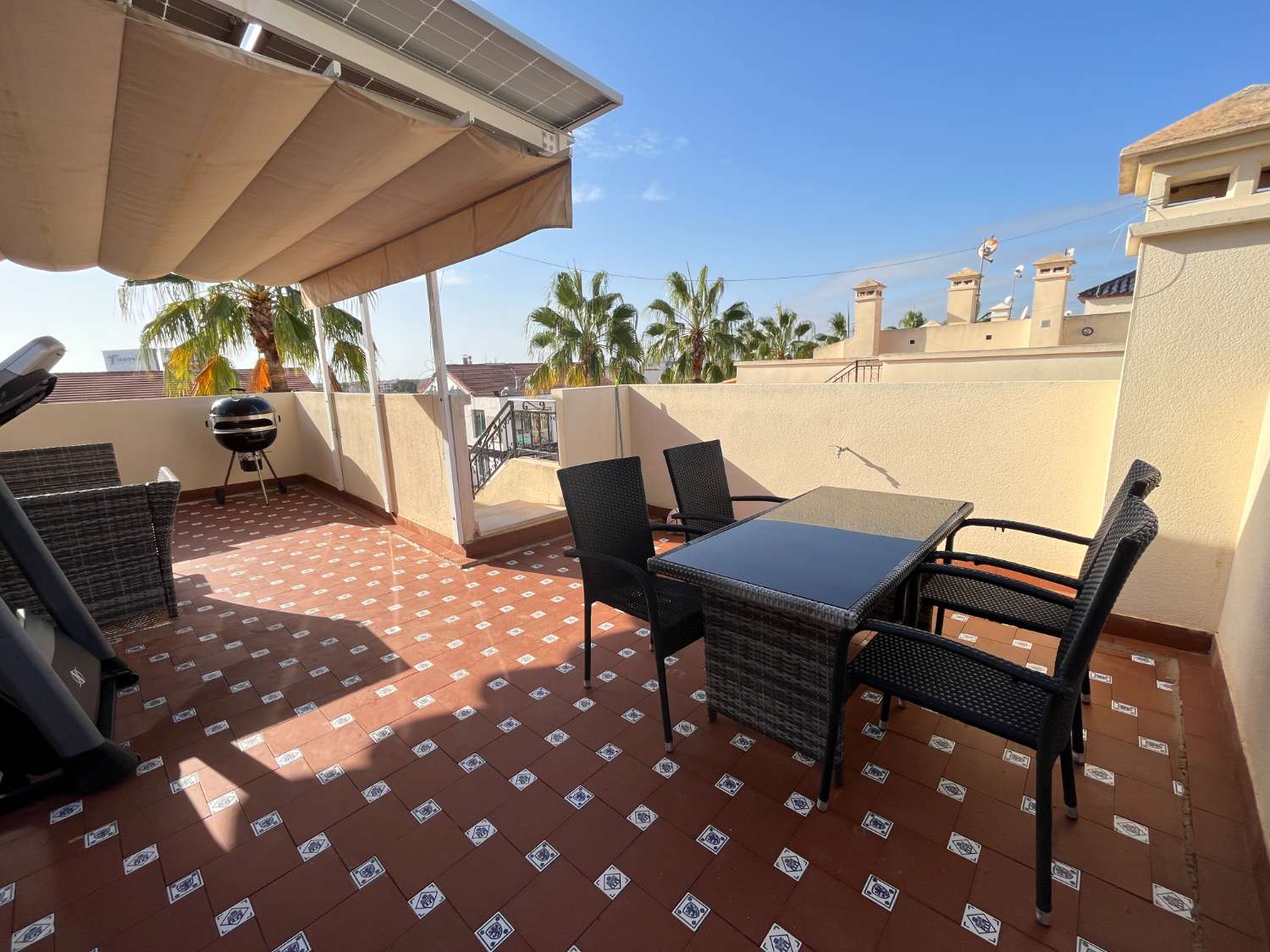 Apartamento moderno con bonita terraza en la azotea, ¡perfecto para el entretenimiento!