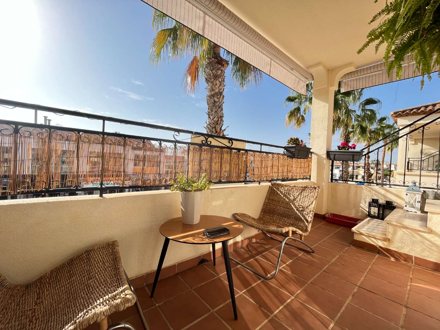 Apartamento moderno con bonita terraza en la azotea, ¡perfecto para el entretenimiento!