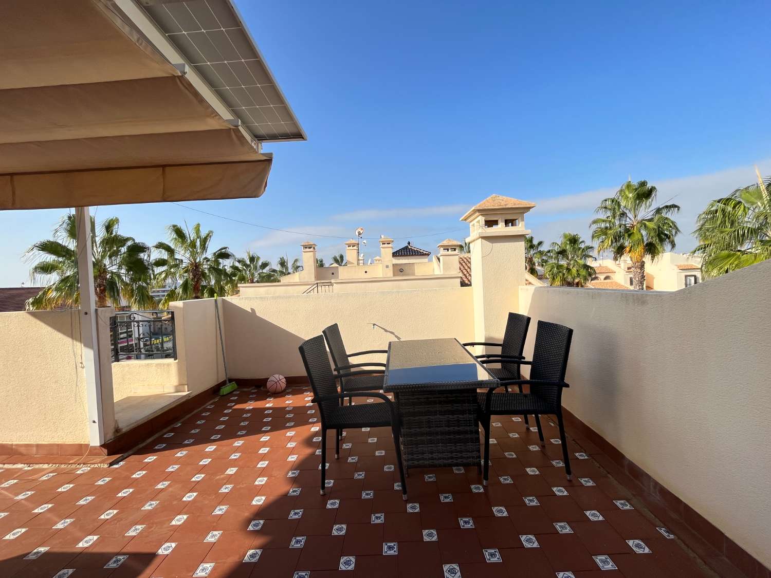 Apartamento moderno con bonita terraza en la azotea, ¡perfecto para el entretenimiento!