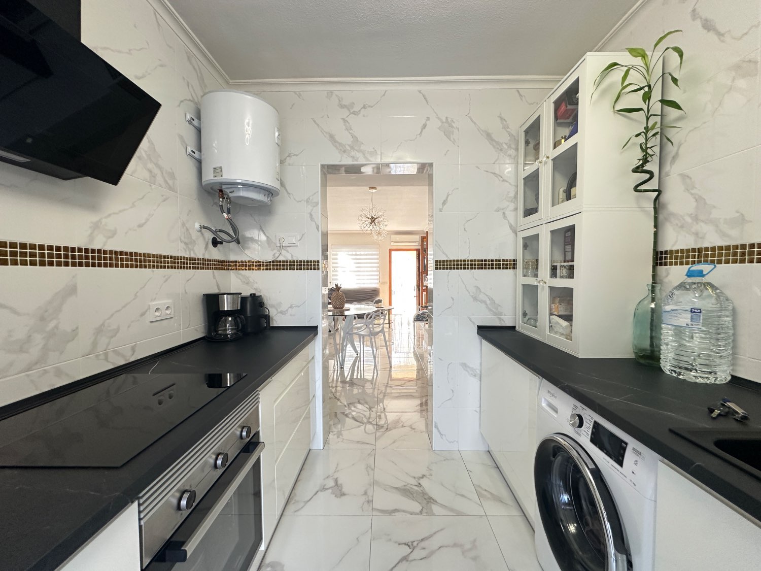 Duplex entièrement rénové dans la région de Los Altos avec 3 chambres, 3 salles de bains.