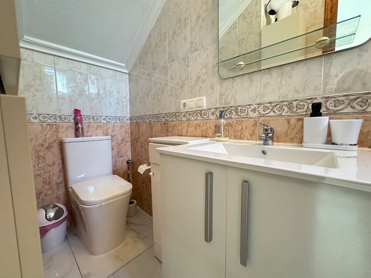 Duplex completamente ristrutturato nella zona di Los Altos con 3 camere da letto, 3 bagni.