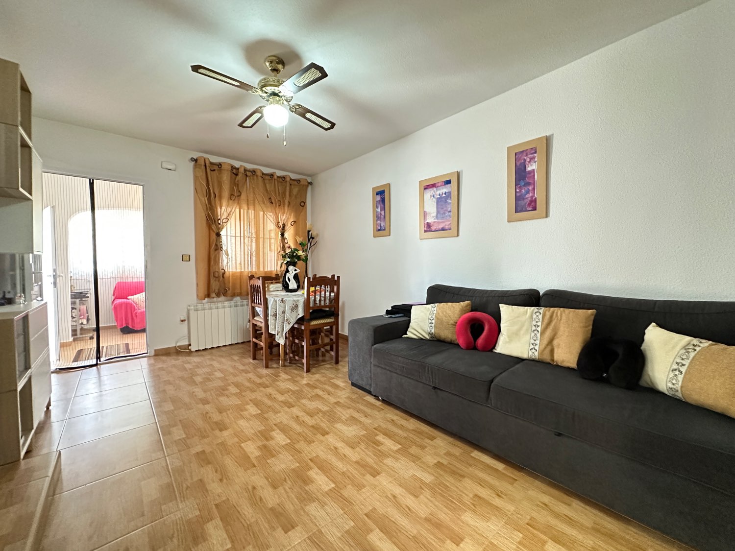 Apartmán v přízemí se nachází v La Florida (Orihuela Costa) se 2 ložnicemi, 1 koupelnou a 2 společnými bazény