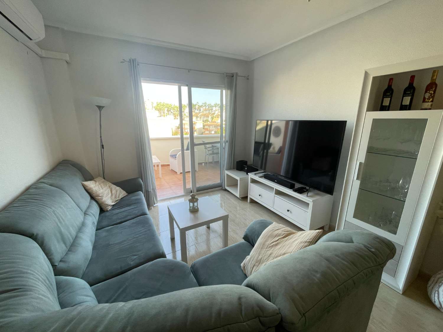 P-1499 Bonito apartamento en planta alta con 2 dormitorios y 1 baño.