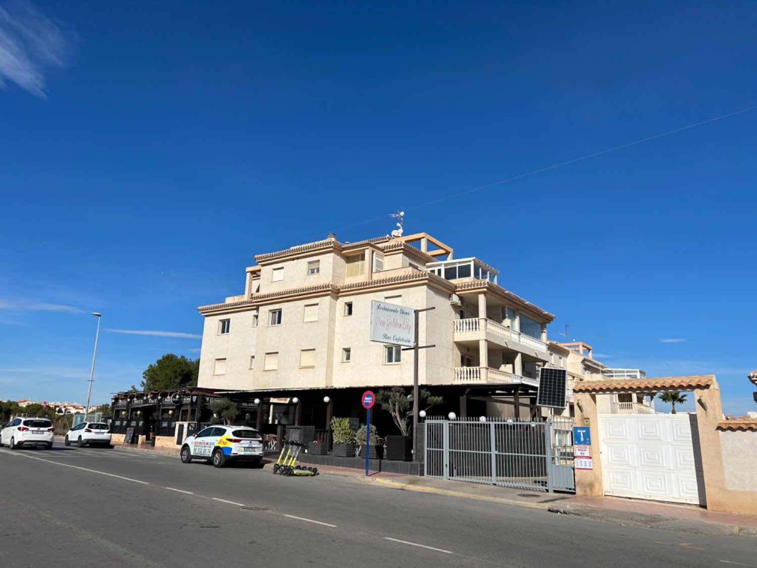 Ruim penthouse met 117m2, 3 slaapkamers en 2 badkamers op 1,2 km van het strand