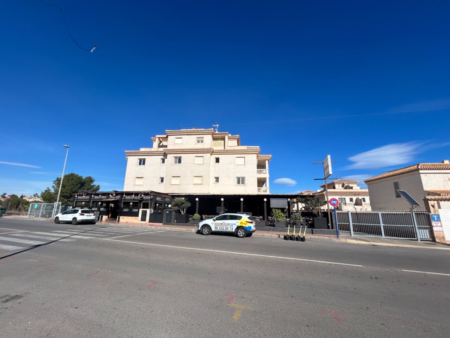 Ruim penthouse met 117m2, 3 slaapkamers en 2 badkamers op 1,2 km van het strand