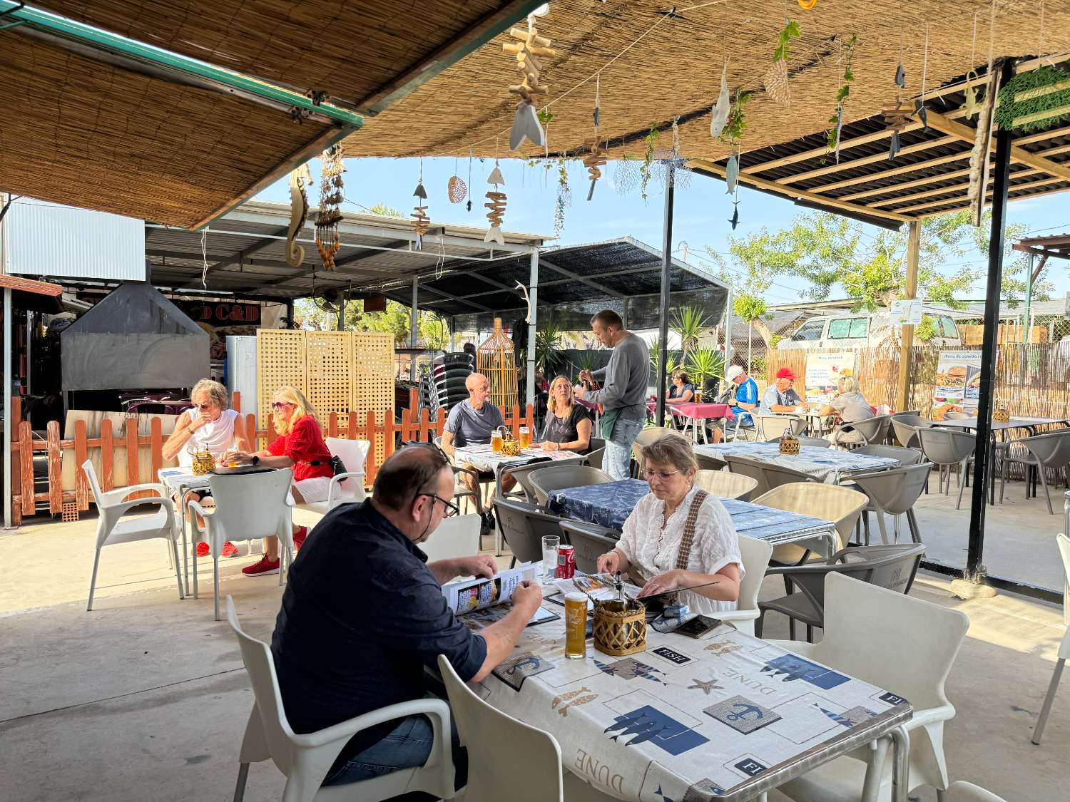 Café del Mare en el recinto del mercado dominical de Guardamar