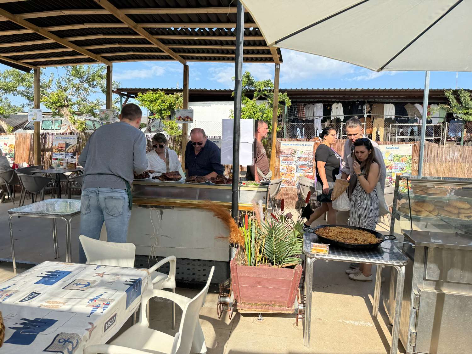 Café del Mare en el recinto del mercado dominical de Guardamar